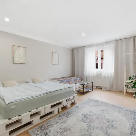 Haban Haus 2br & Balcony Sleeps 8 *