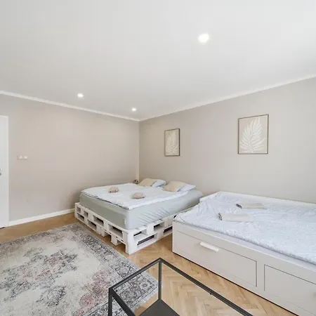 Haban Haus 2br & Balcony Sleeps 8 *