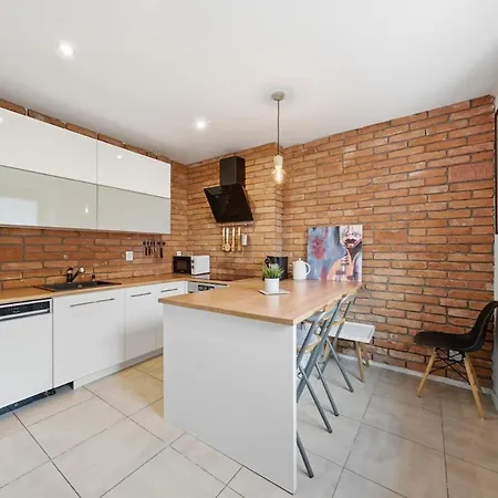 Haban Haus 2br & Balcony Sleeps 8 *